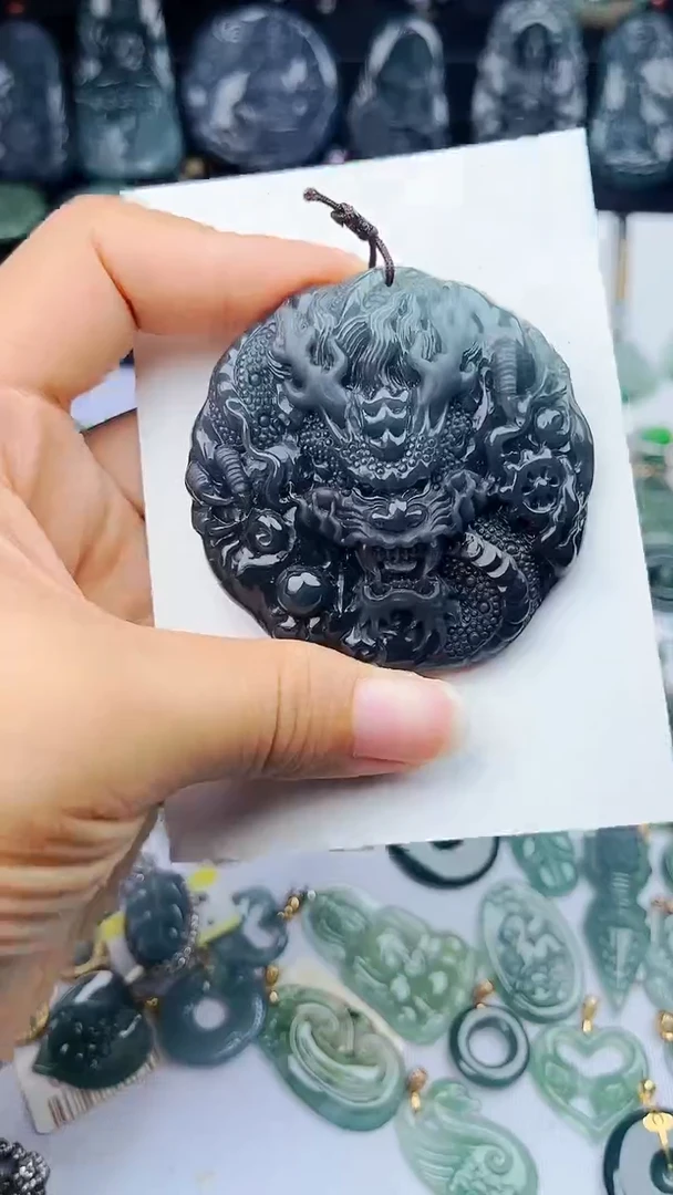 颈饰未镶嵌翡翠龙牌