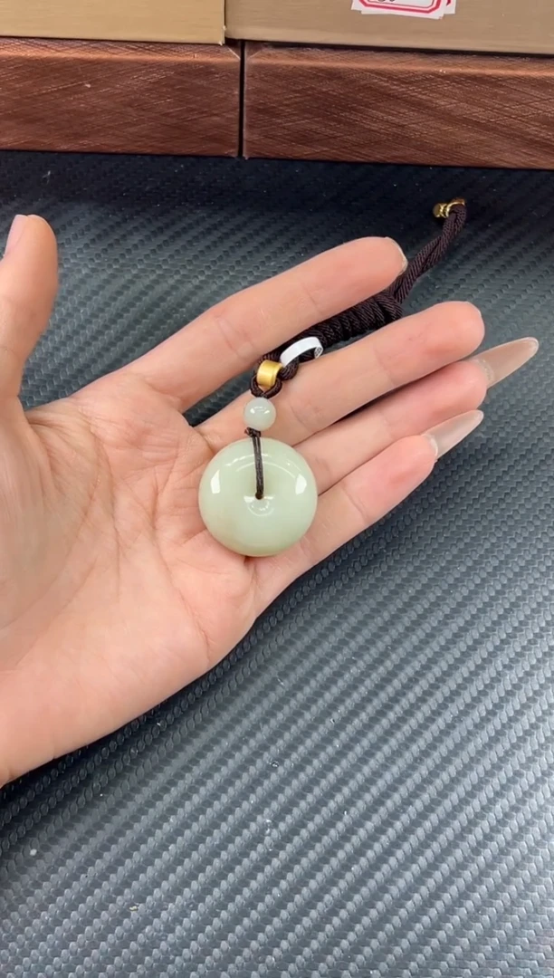 吊坠(赠链)未镶嵌和田玉且末迪克兰二细微色差平安扣JM