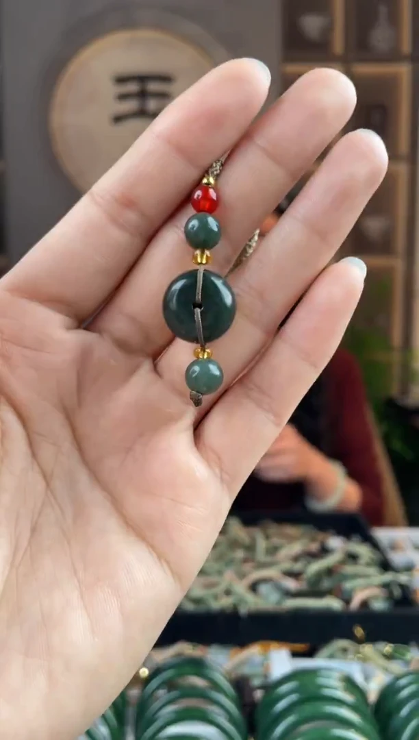 颈饰未镶嵌和田玉拍一发一，拍一发一