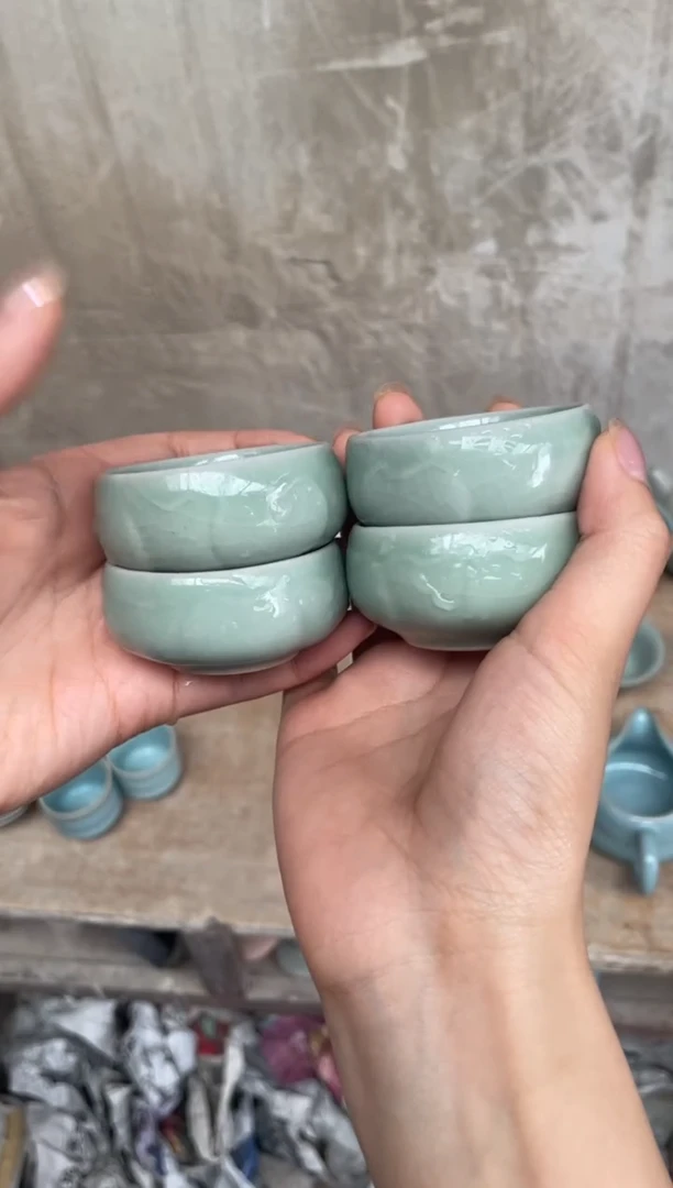 9***.一品清莲杯 豆绿釉 微瑕 无款