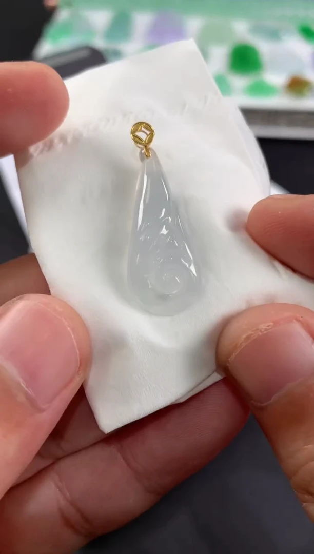 颈饰18K金镶嵌翡翠穿***?翡翠