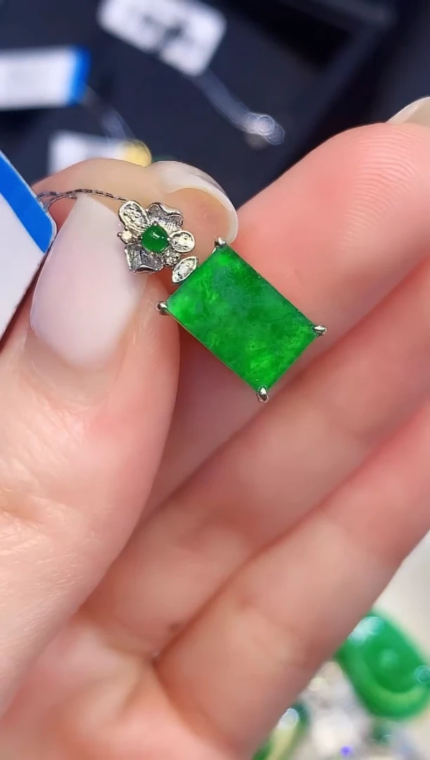 吊坠(不含链)18K金镶嵌翡翠L0095多样性发其一