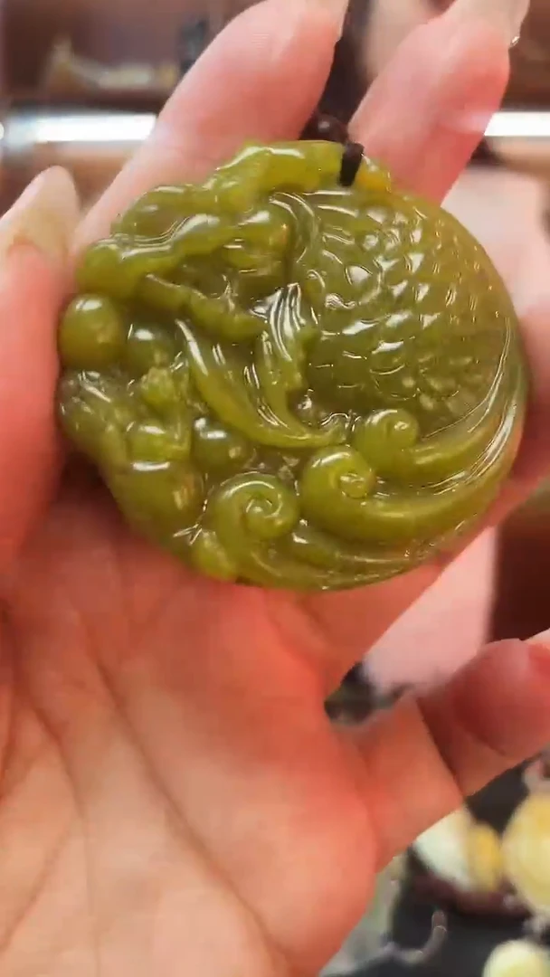 未镶嵌蛇纹石玉吊坠