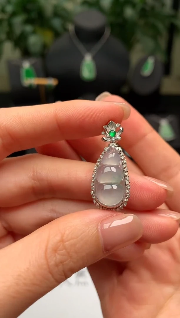 颈饰18K金镶嵌翡翠福豆