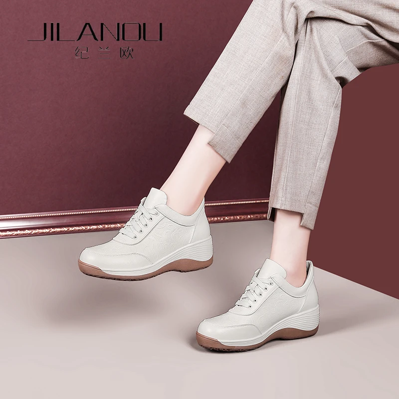 休闲旅游短靴女秋冬2025新款坡跟妈妈皮鞋软面单靴厚底真皮马丁靴