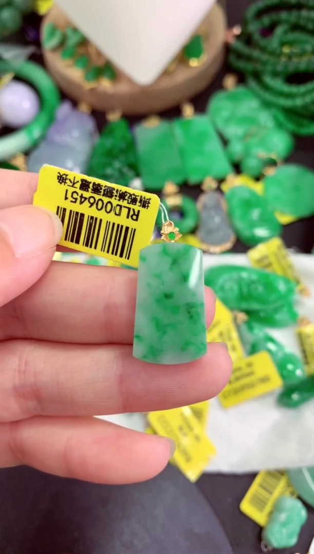 颈饰18K金镶嵌翡翠挂件