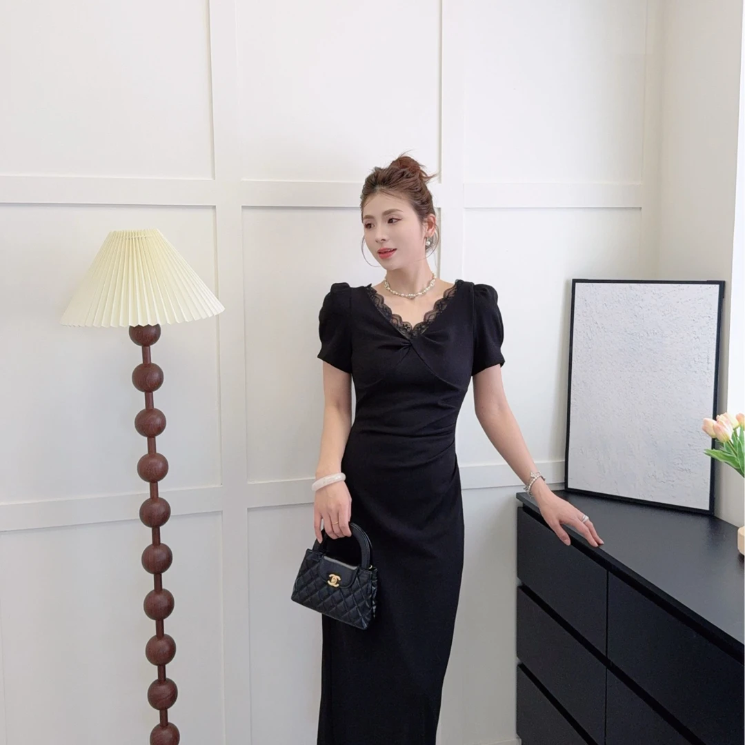 【娇娇严选】2025夏新款千金风裙子高级气质V领修身掐腰短袖连衣裙