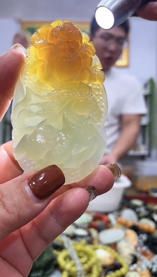未镶嵌蛇纹石玉吊坠