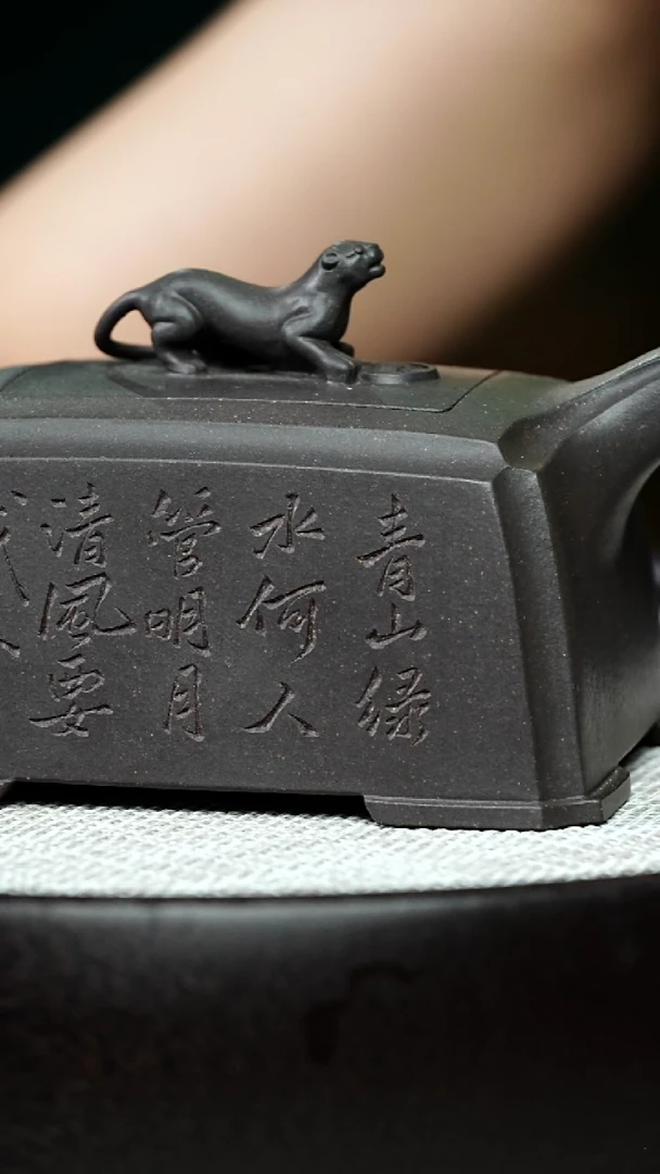 茶壶紫砂红*?HLP-0133豹方壶-天青泥-320cc