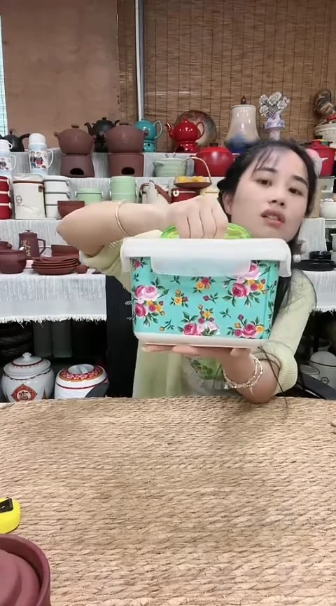 瑕疵绿色花大方盒一个