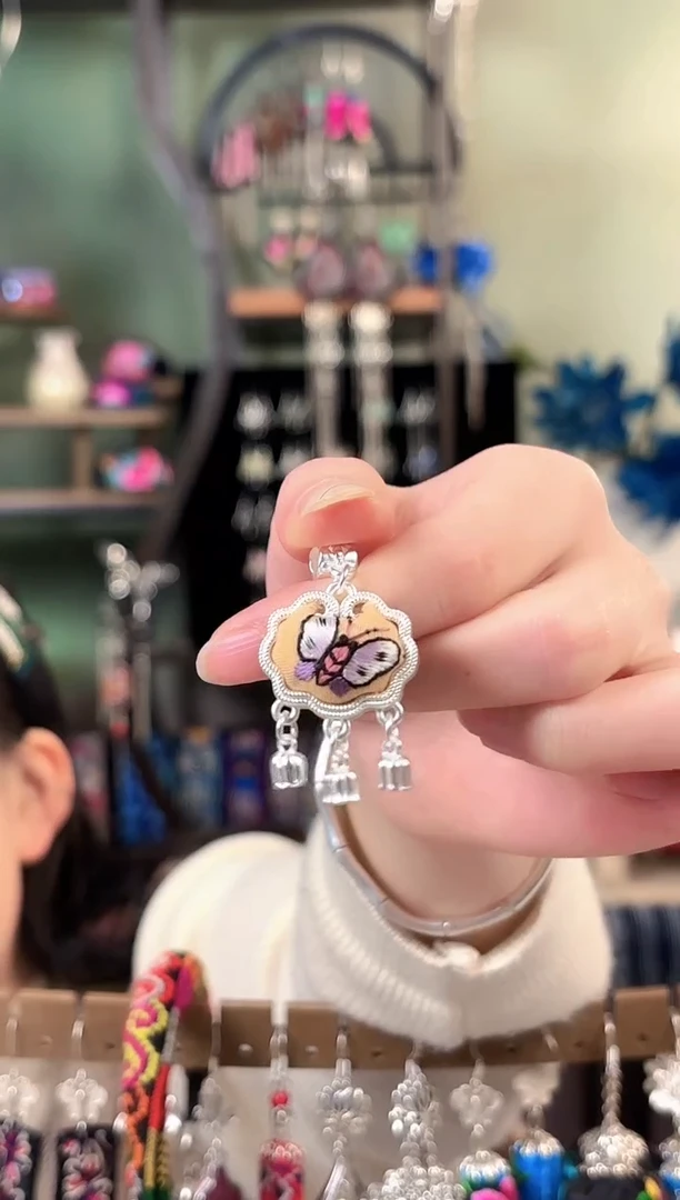 彩云南阁非遗老绣饰品356