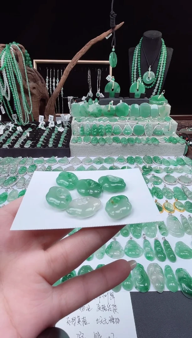 吊坠(赠链)未镶嵌石英质玉（非洲翠）28.1祥云锁