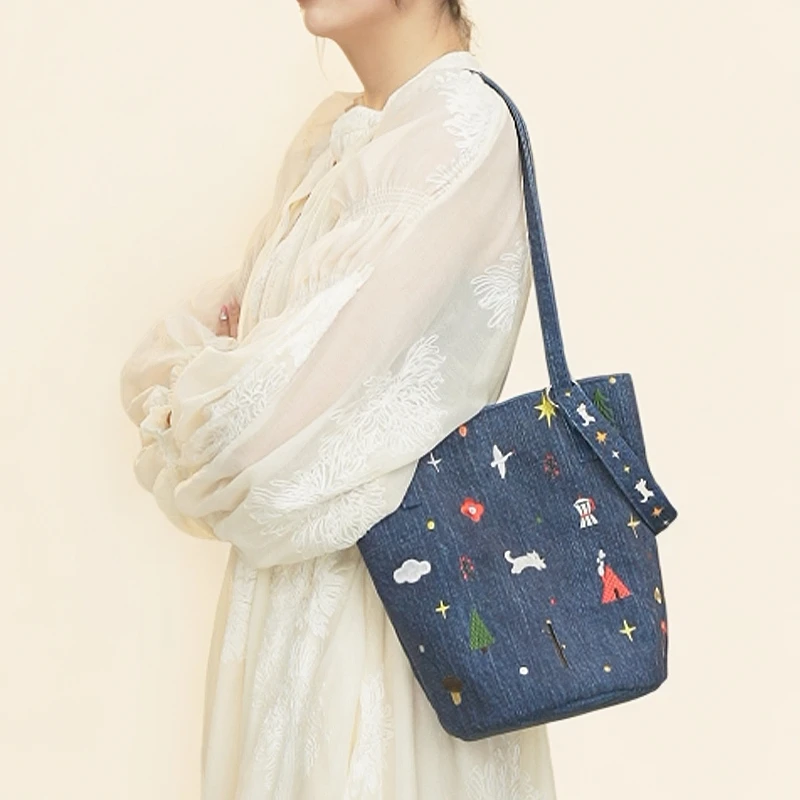 弘娜 新苏绣 重工刺绣款百搭单肩斜跨水桶包包女小众时尚休闲包w