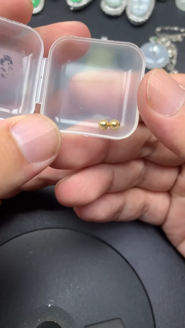 颈饰18K金镶嵌翡翠爱****斯金珠4mm