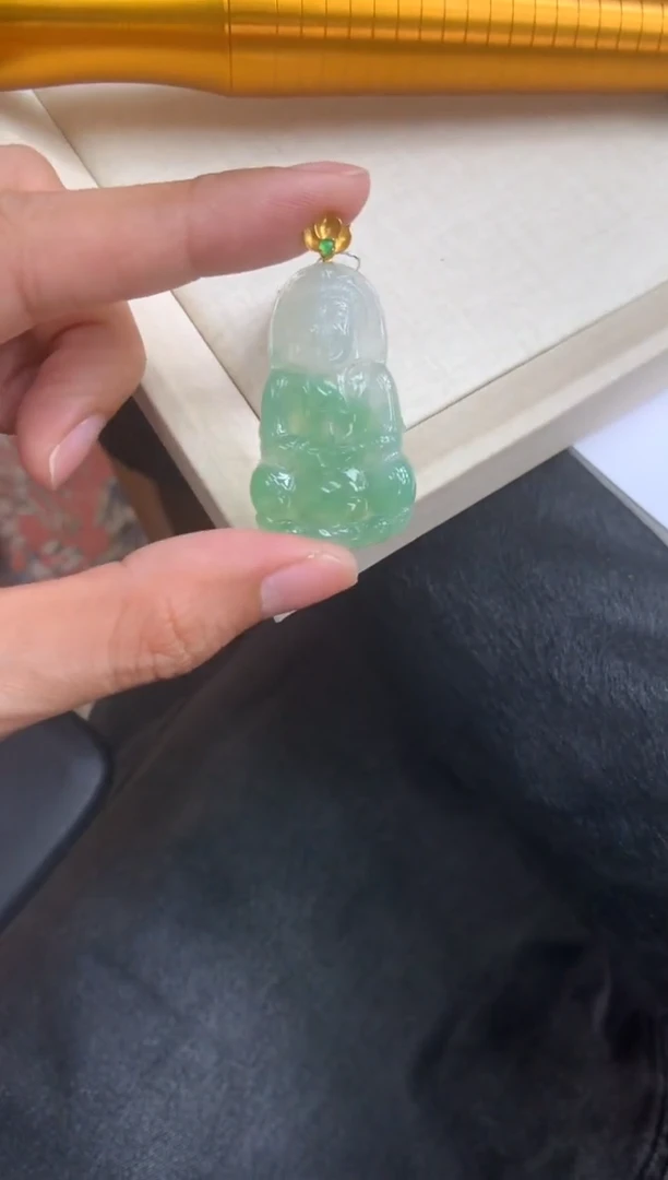 翡翠18K金镶嵌颈饰观音