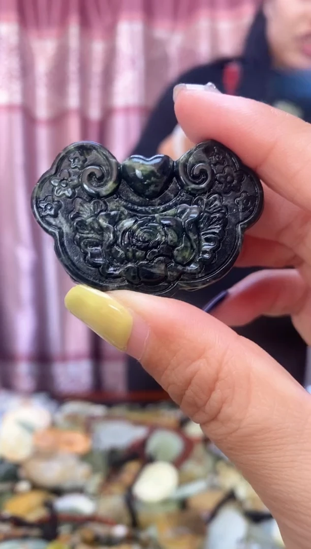 未镶嵌岫玉吊坠