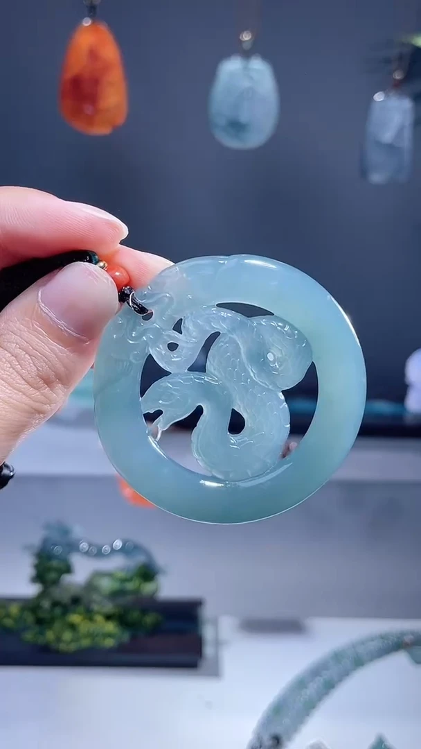 翡翠未镶嵌颈饰蛇牌