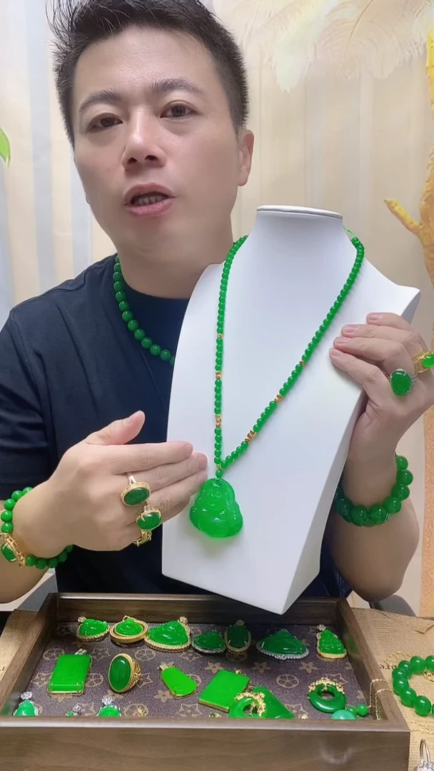 无非金属翠绿色吊坠