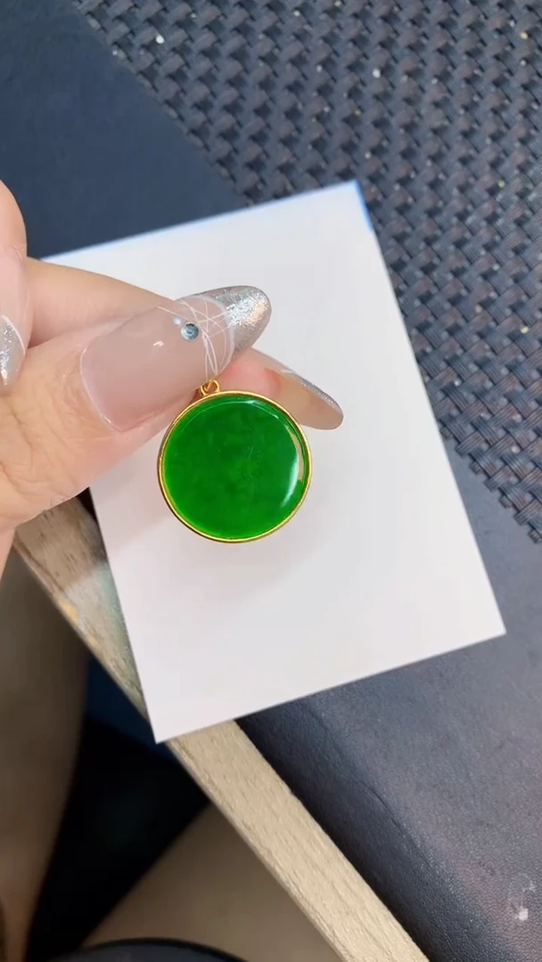 翡翠未镶嵌颈饰1