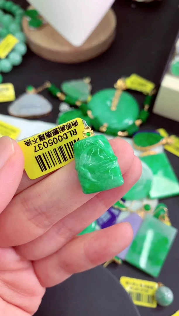 颈饰18K金镶嵌翡翠挂件