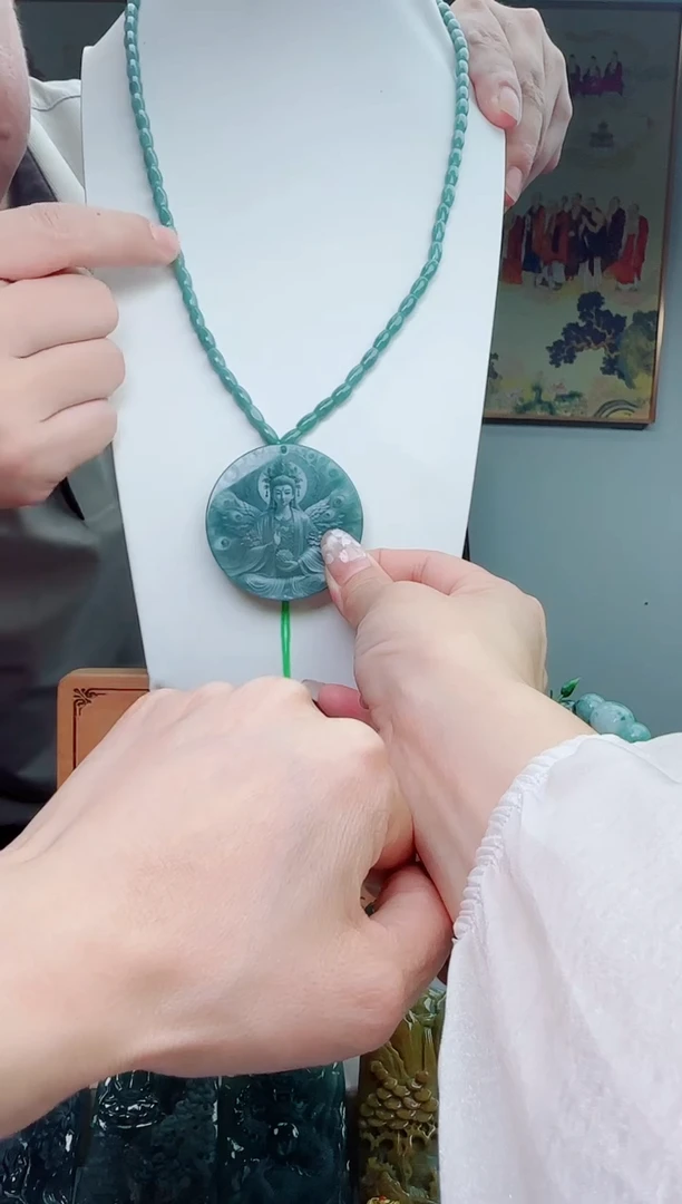 翡翠未镶嵌颈饰多样性发其一