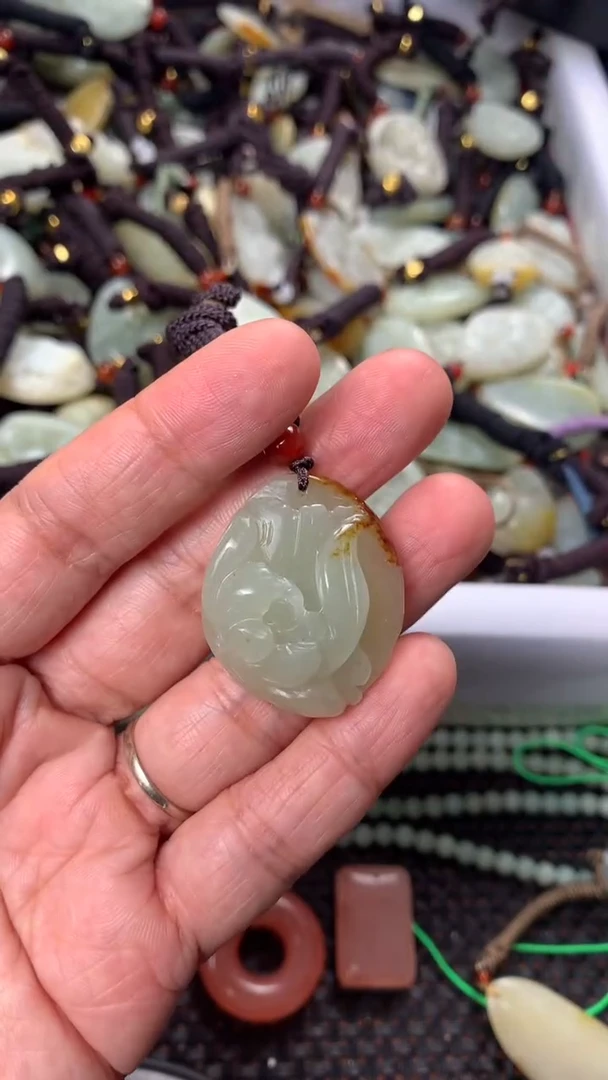 【闪购商品】和田玉颈饰未镶嵌多样性发货没有证书.拍一发一，有瑕