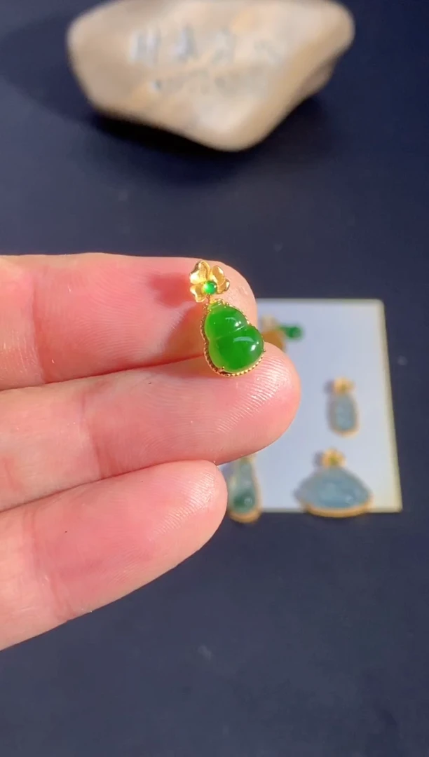 颈饰18K金镶嵌翡翠