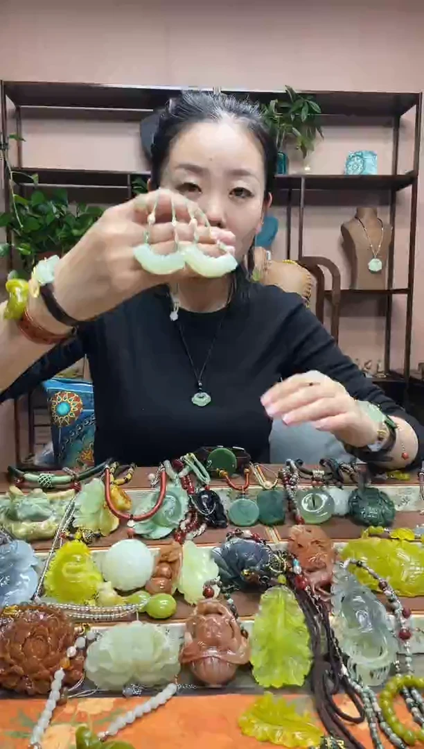 未镶嵌岫玉颈饰多样性发货发其中之一