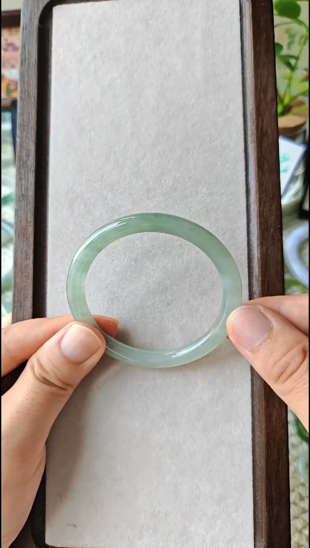 翡翠手镯未镶嵌小***学翡翠手镯未镶嵌