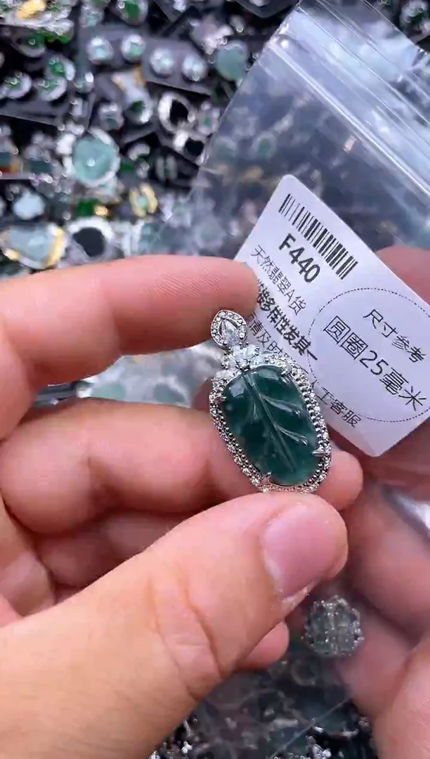 【闪购商品】翡翠未镶嵌颈饰F440有瑕疵