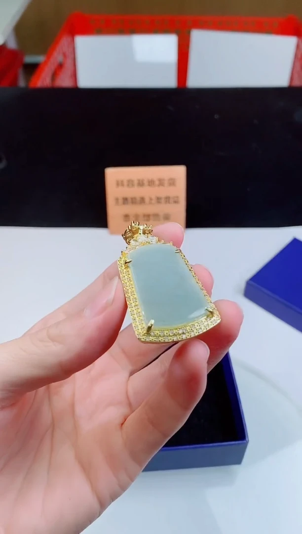 颈饰未镶嵌翡翠   ·