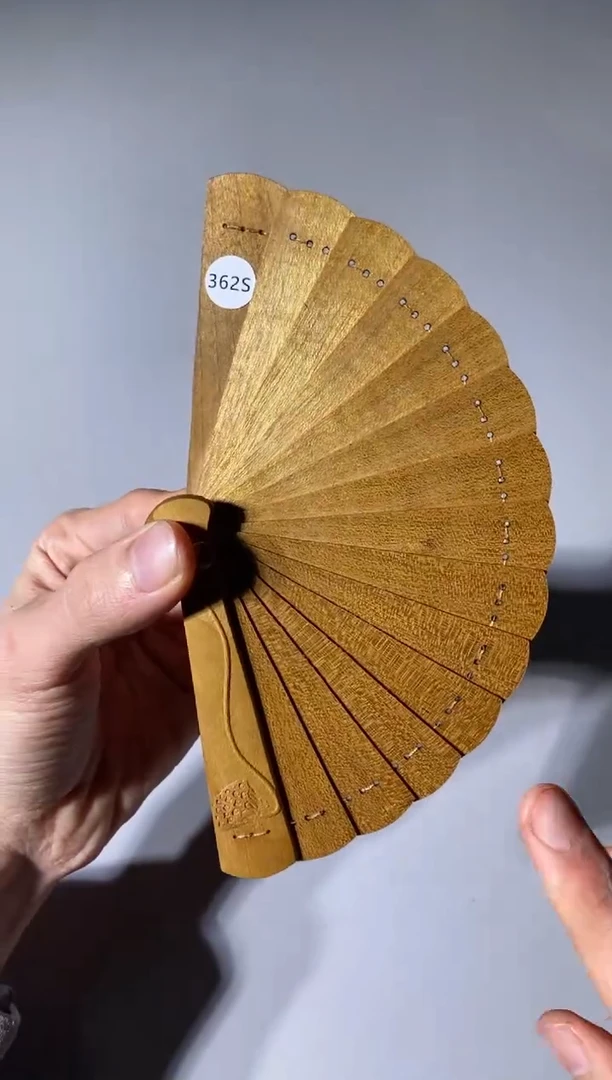 【闪购商品】金丝楠木雕362号10cm金丝楠木小叶桢楠掌中扇