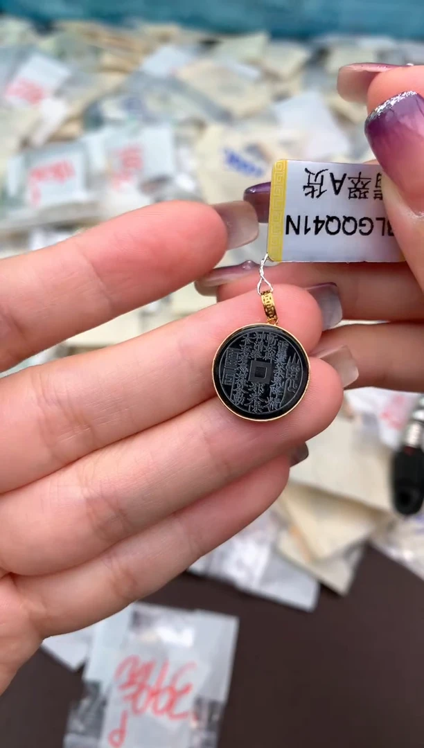 18K金镶嵌挂件翡翠—