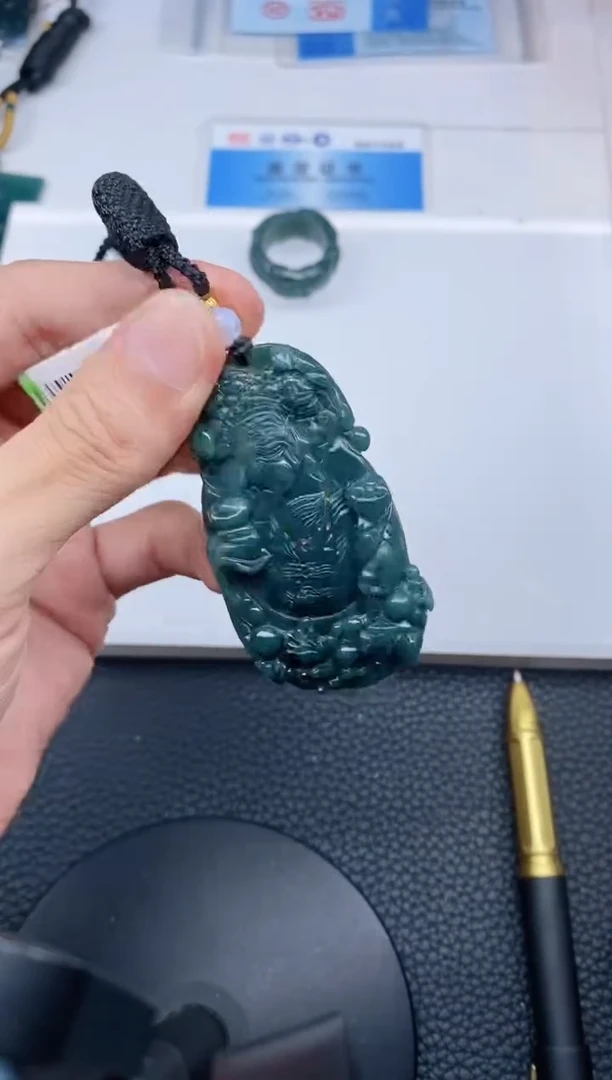 颈饰未镶嵌翡翠