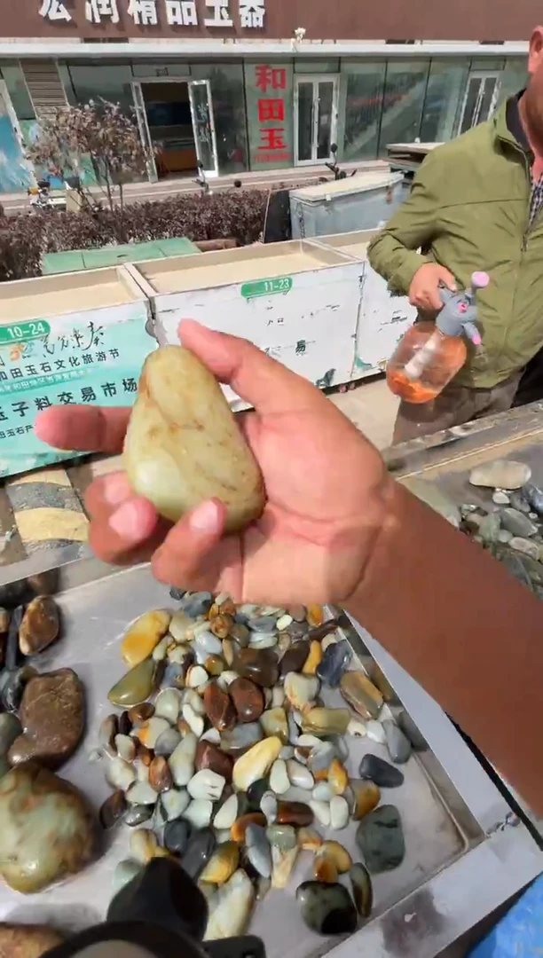 未镶嵌和田玉（糖玉）挂件和田玉