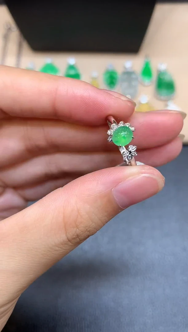 18K金镶嵌戒指翡翠蛋面【无服务费