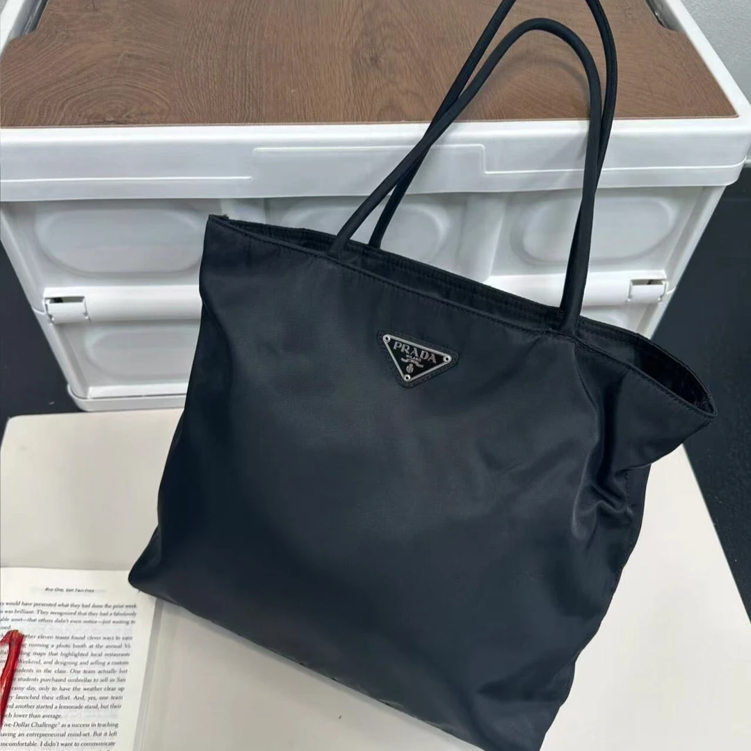 95新 Prada/普拉达 坤球奢选普拉达尼龙单肩包