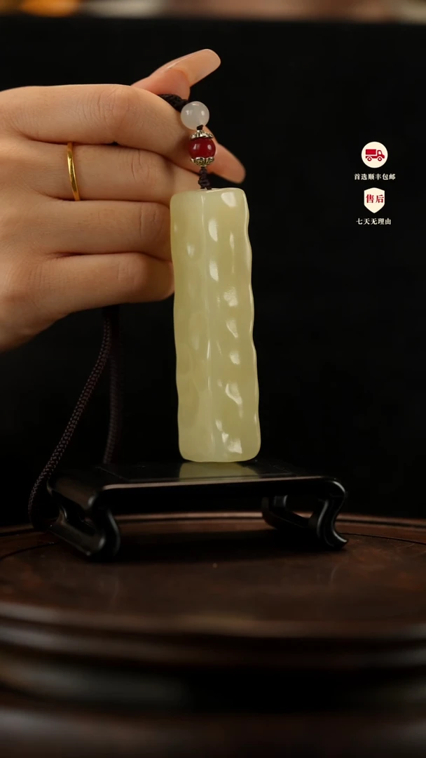 云南石竹叶青雕刻：小奶酪手把件摆件