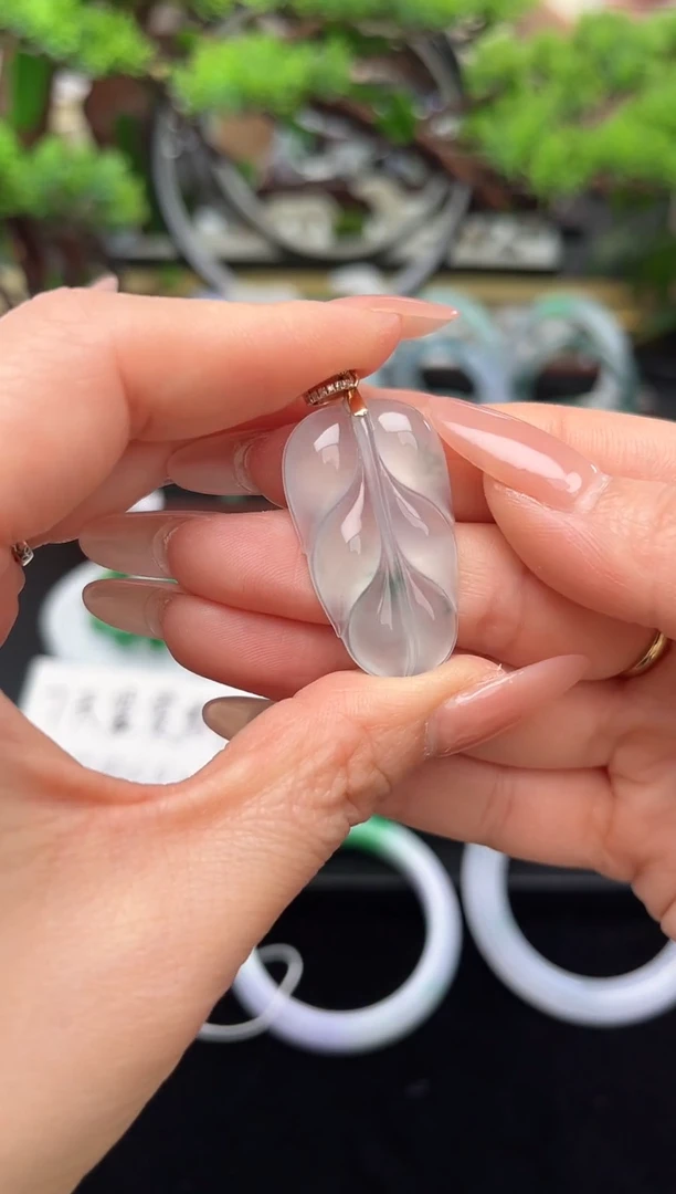 颈饰18K金镶嵌翡翠吊坠