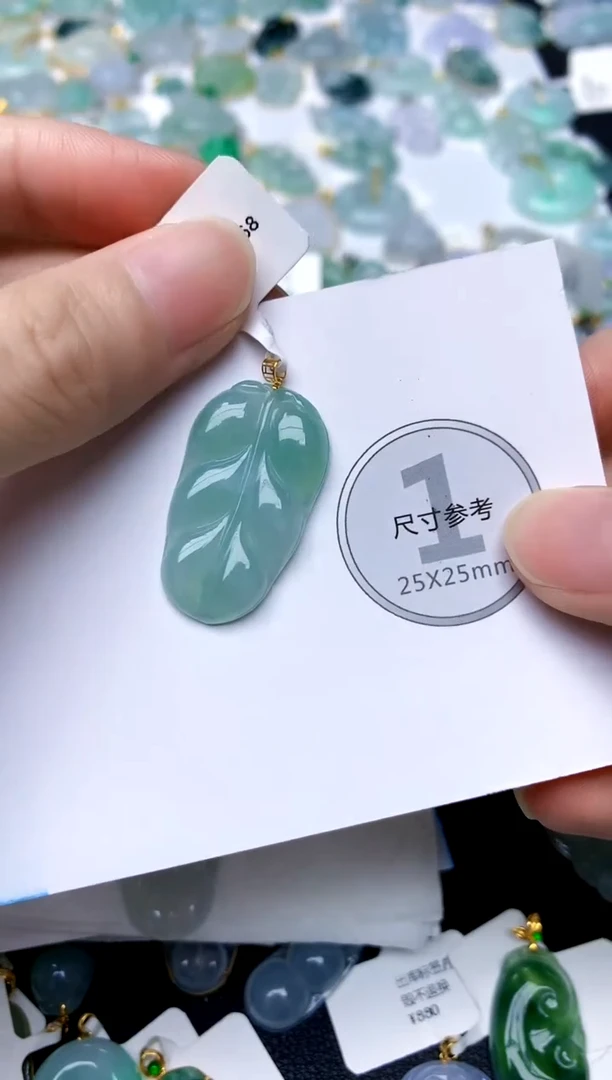 颈饰18K金镶嵌翡翠天然A货翡翠