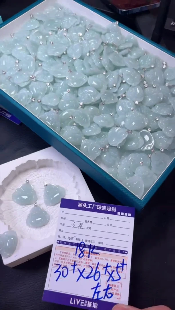 18K金镶嵌挂件翡翠/多样性发一件