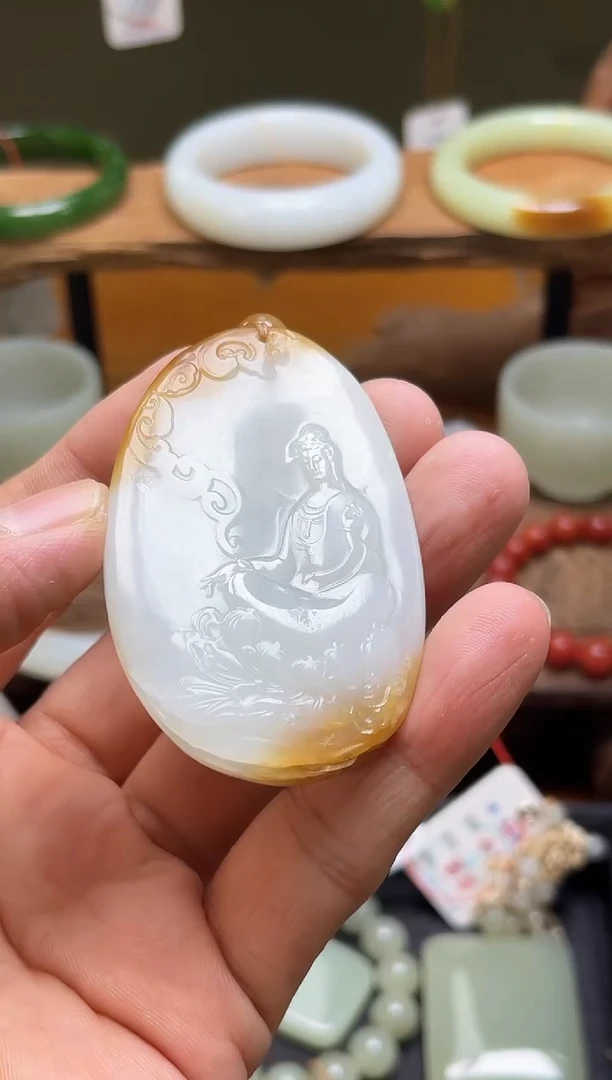 吊坠(不含链)未镶嵌和田玉且末金山糖白 观音随形