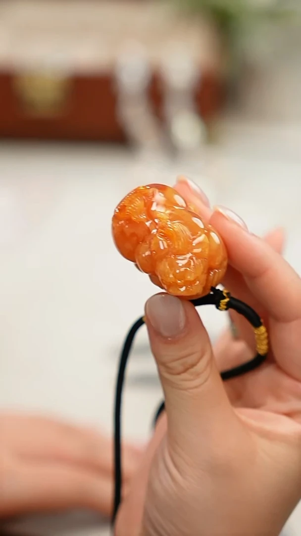 未镶嵌颈饰蜜蜡（微瑕）吊坠 / 把件