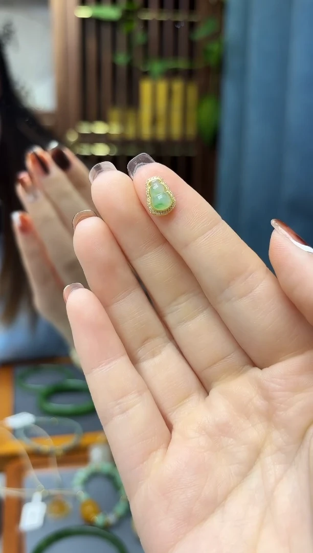 18K金镶嵌挂件翡翠18K金翡翠葫芦配饰WY