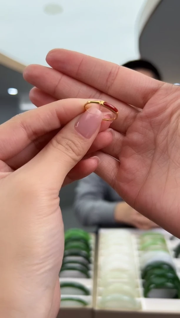 18K金镶嵌南红玛瑙戒指月**湾5