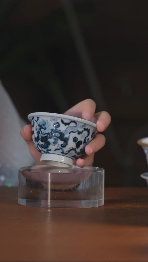 元青花双狮压手杯