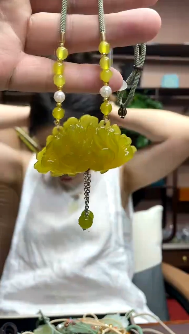 岫玉未镶嵌颈饰·