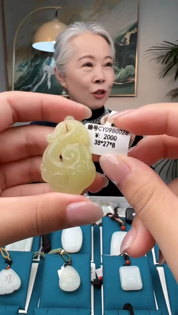 颈饰未镶嵌和田玉吊坠  CY