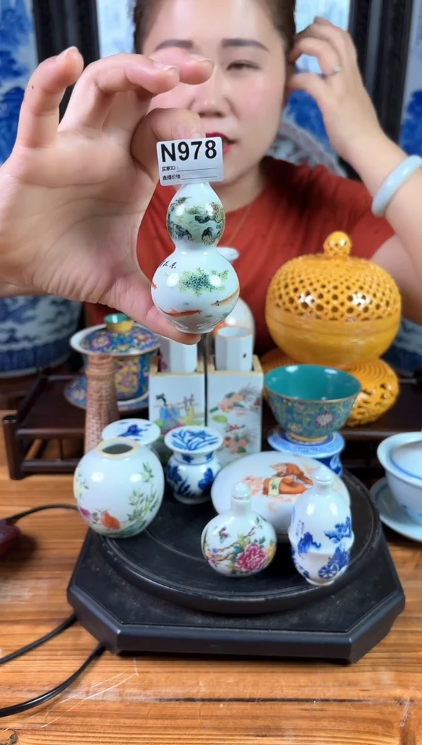 摆件景德镇陶瓷仿古摆件（手工托印鼻烟壶)N978