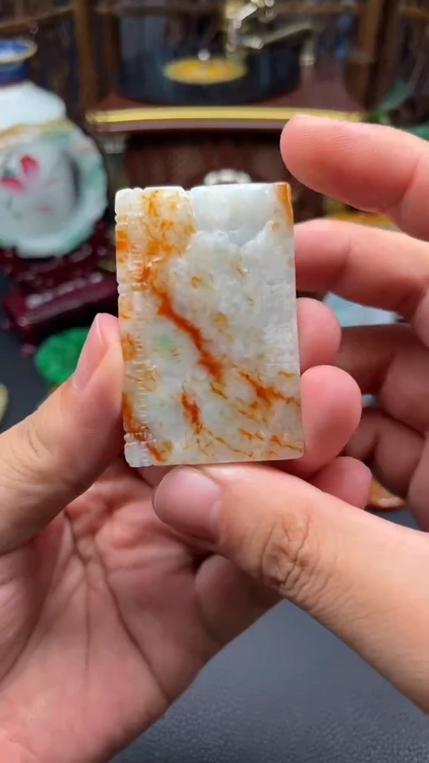 翡翠未镶嵌颈饰一本佛经